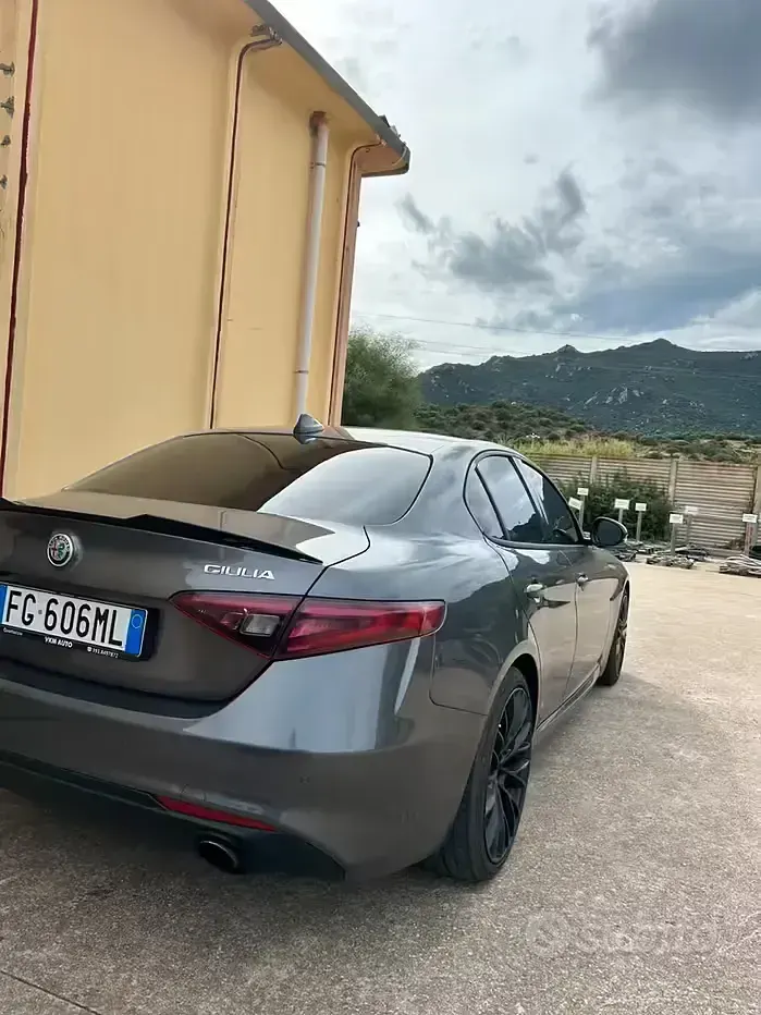 Usata Alfa Romeo Giulia 180 CV (132 kW) 2016 Grigio Berlina