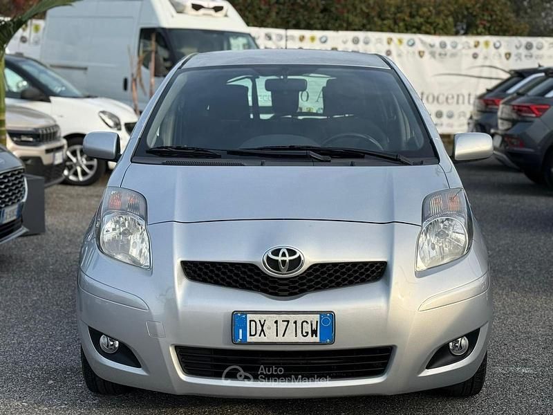 Usata Toyota Yaris 101 CV (74 kW) 2009 Gray Utilitaria