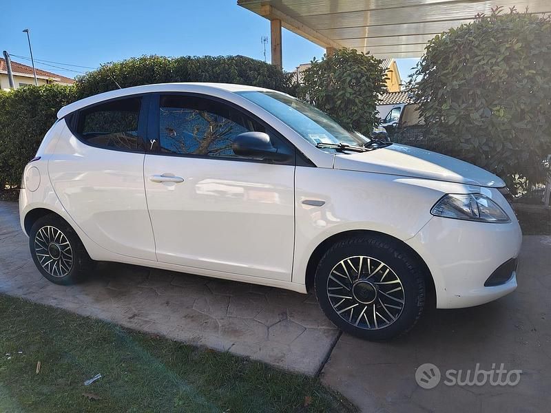 Usata Lancia Ypsilon 69 CV (50 kW) 2015 Bianco Utilitaria