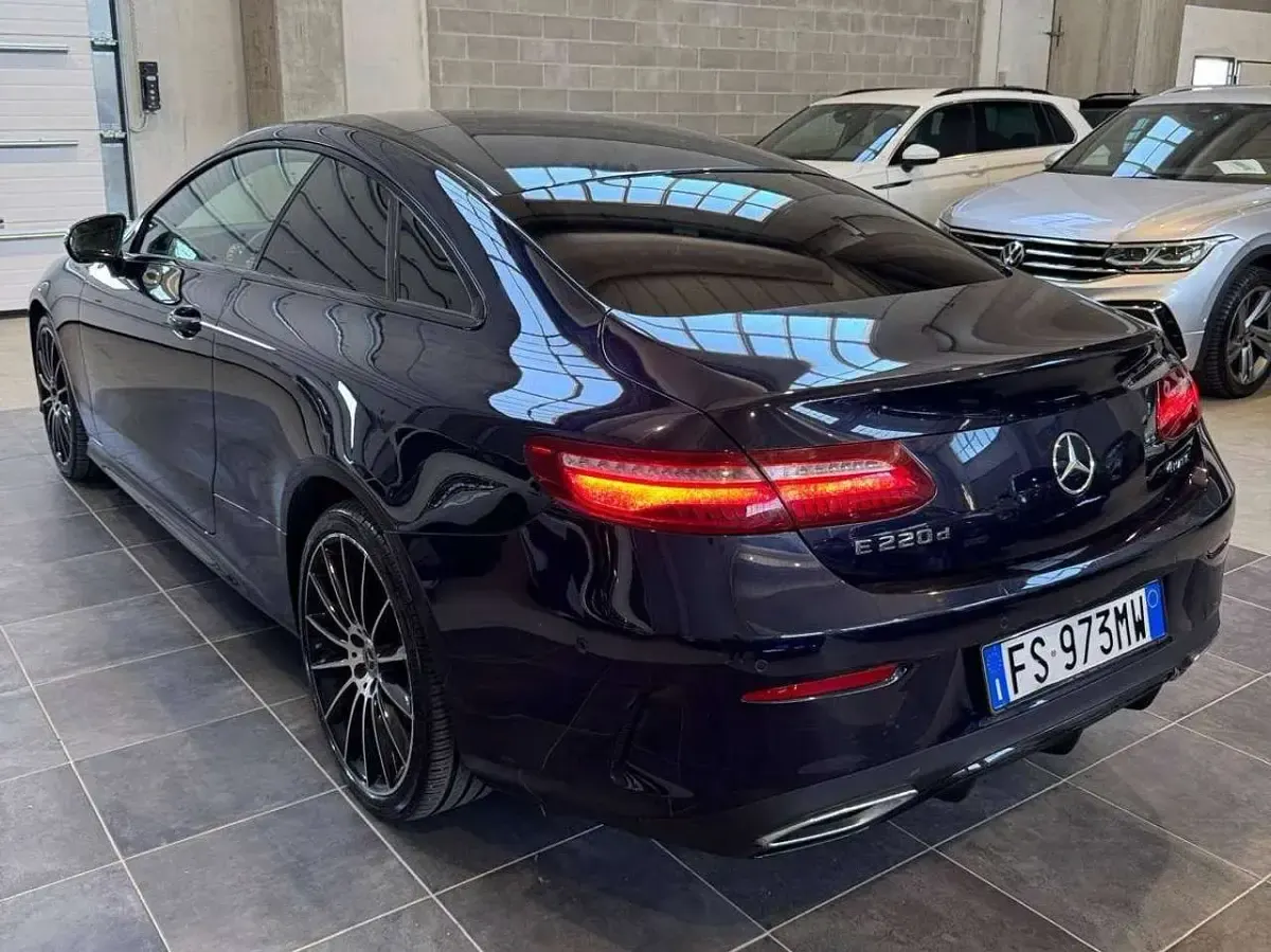 Usata Mercedes E220 Premium Plus 194 CV (142 kW) 2018 Blu/azzurro Coupé