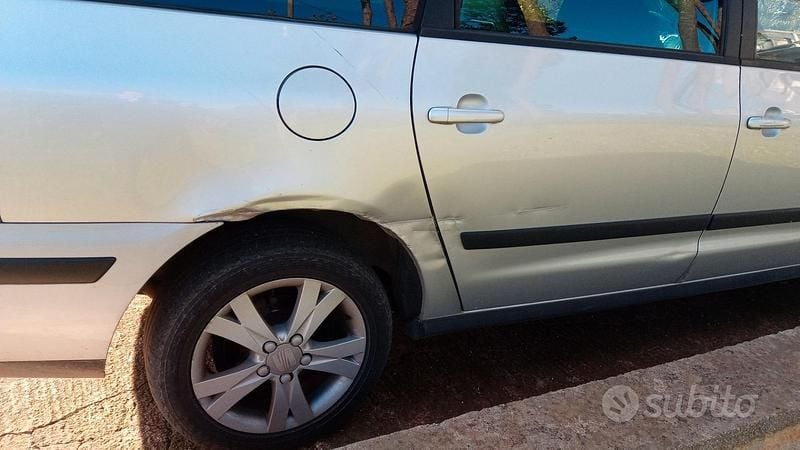 Usata Seat Alhambra Reference 140 CV (102 kW) 2010 Argento Monovolume