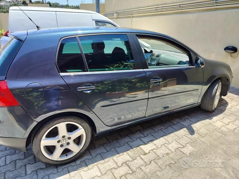 Usata VW Golf V 105 CV (77 kW) 2006 Blu Utilitaria