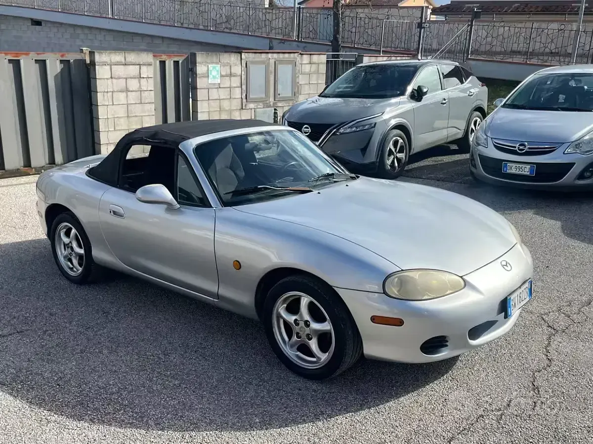 Usata Mazda MX5 110 CV (80 kW) 2001 Grigio Cabrio
