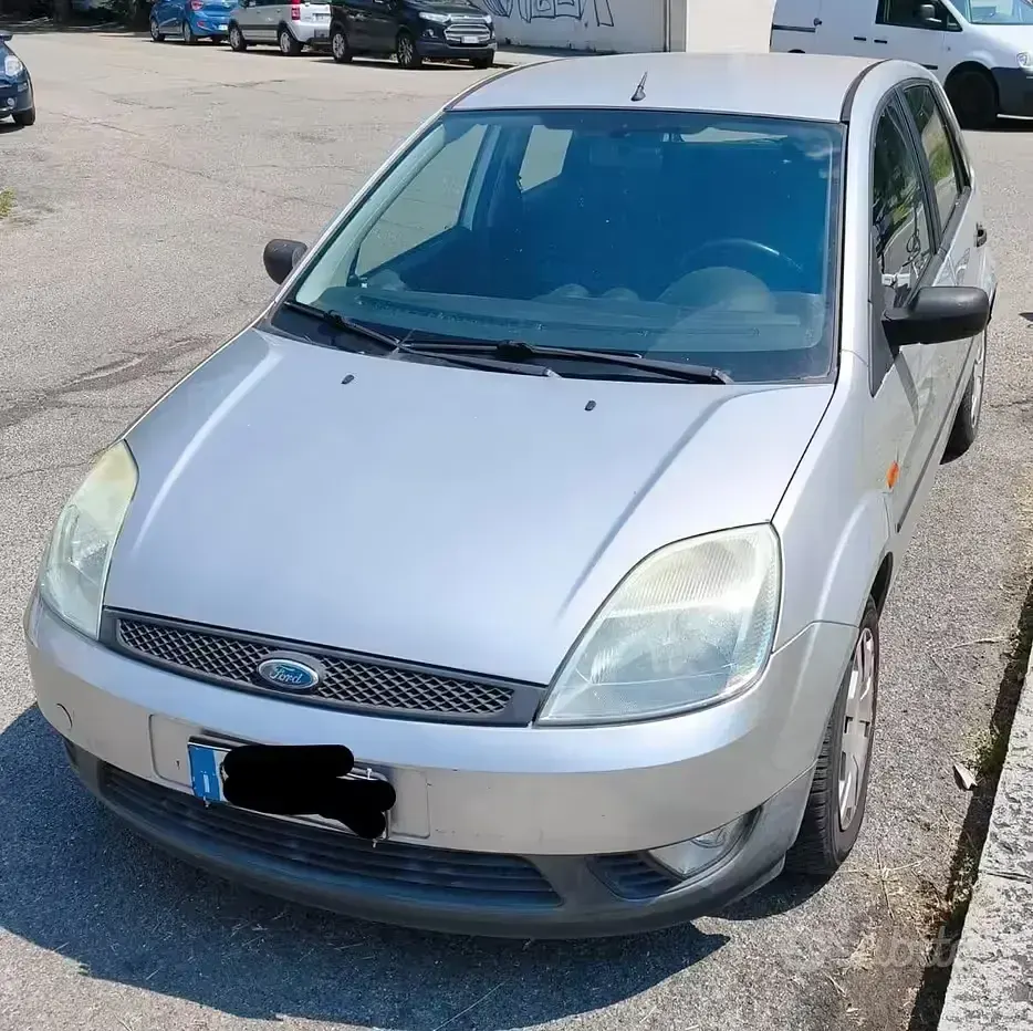 Usata Ford Fiesta 75 CV (55 kW) 2004 Grigio Utilitaria