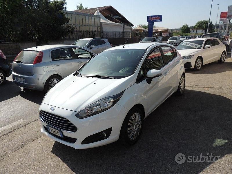 Usata Ford Fiesta Business Edition 75 CV (55 kW) 2014 Bianco pastello Utilitaria