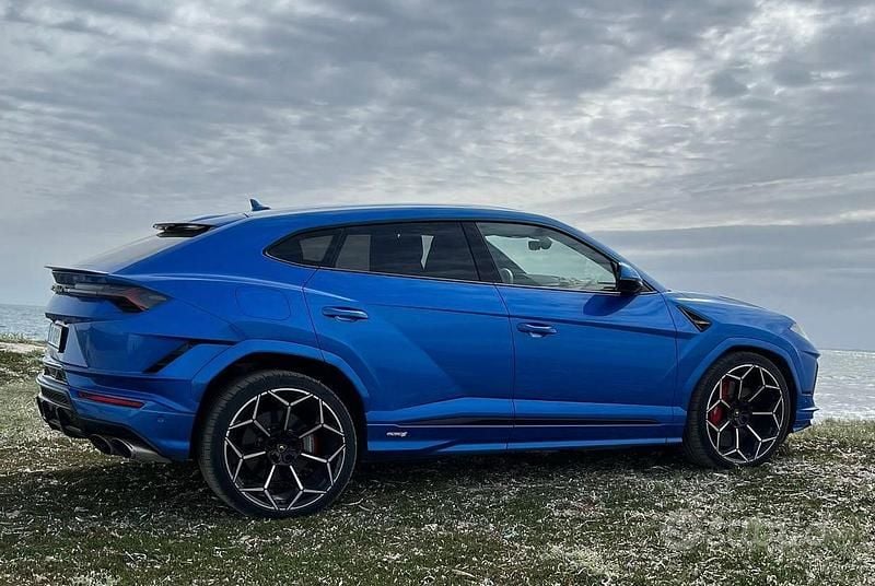 Usata Lamborghini Urus 666 CV (489 kW) 2023 Blu SUV