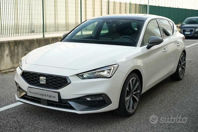 Bianco bianco candy Usata 2024 Seat Leon FR Tre volumi | 24.800 € (Buon prezzo) - Immagine 1/4