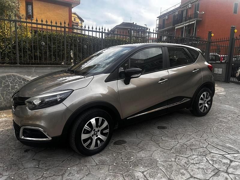 Usado Renault Captur 90 CV (66 kW) 2016 Gris SUV