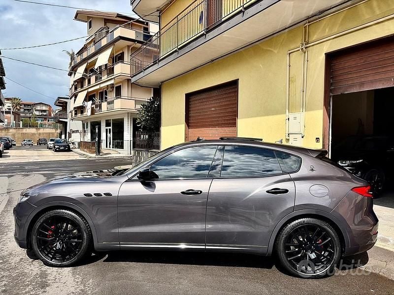 Usata Maserati Levante 275 CV (202 kW) 2017 Grigio SUV