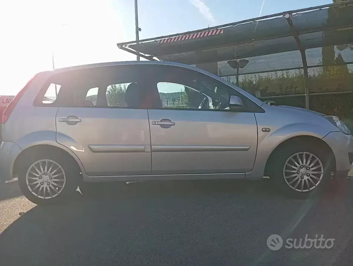 Usata Ford Fiesta 75 CV (55 kW) 2006 Utilitaria