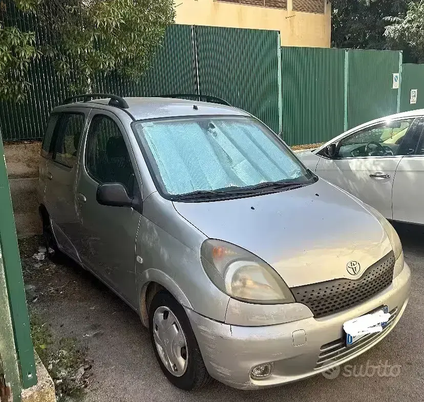 Usata Toyota Yaris Verso 86 CV (63 kW) 2001 Grigio Monovolume