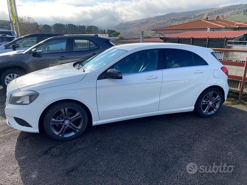 Bianco Usata 2015 Mercedes A180 Tre volumi | 7900 € (Super prezzo) - Immagine 1/4