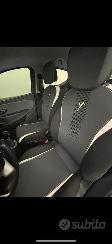 Usata Lancia Ypsilon 69 CV (50 kW) 2015 Grigio Utilitaria