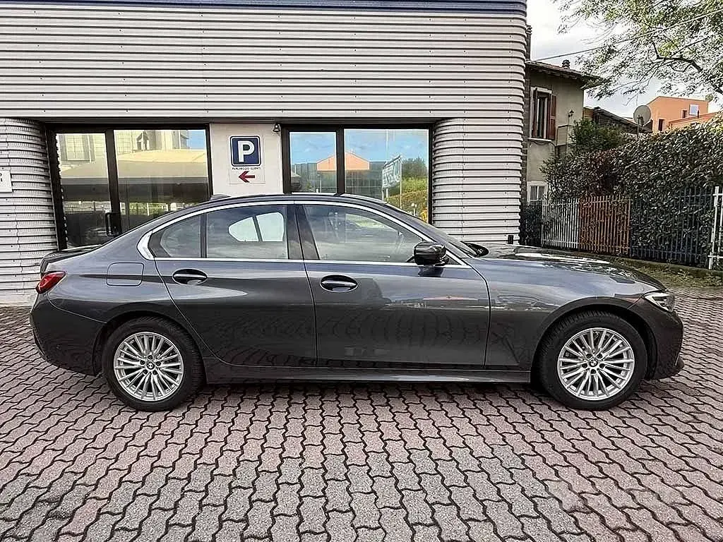 Usata BMW 330 Luxury Line 258 CV (189 kW) 2022 Grigio / metallizzato Berlina