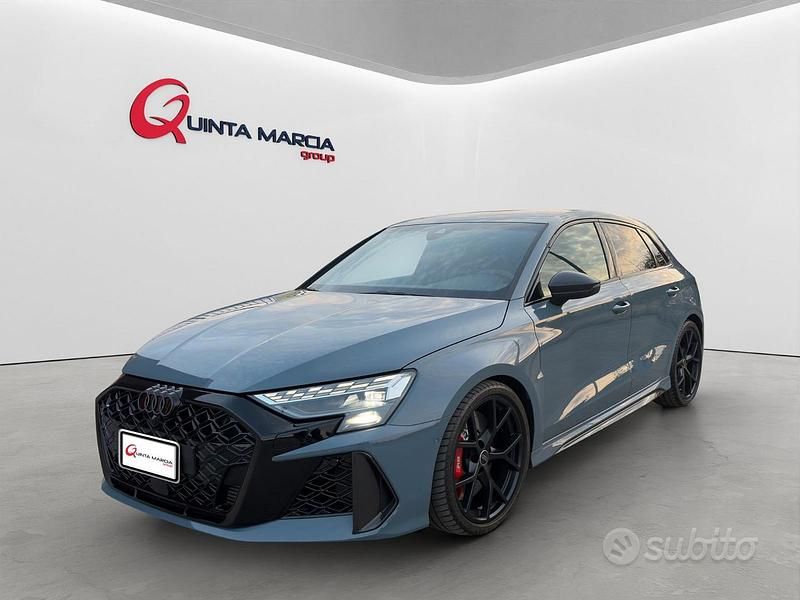 Nuova Audi RS3 Ambiente 400 CV (294 kW) 2025 Grigio kamora Berlina