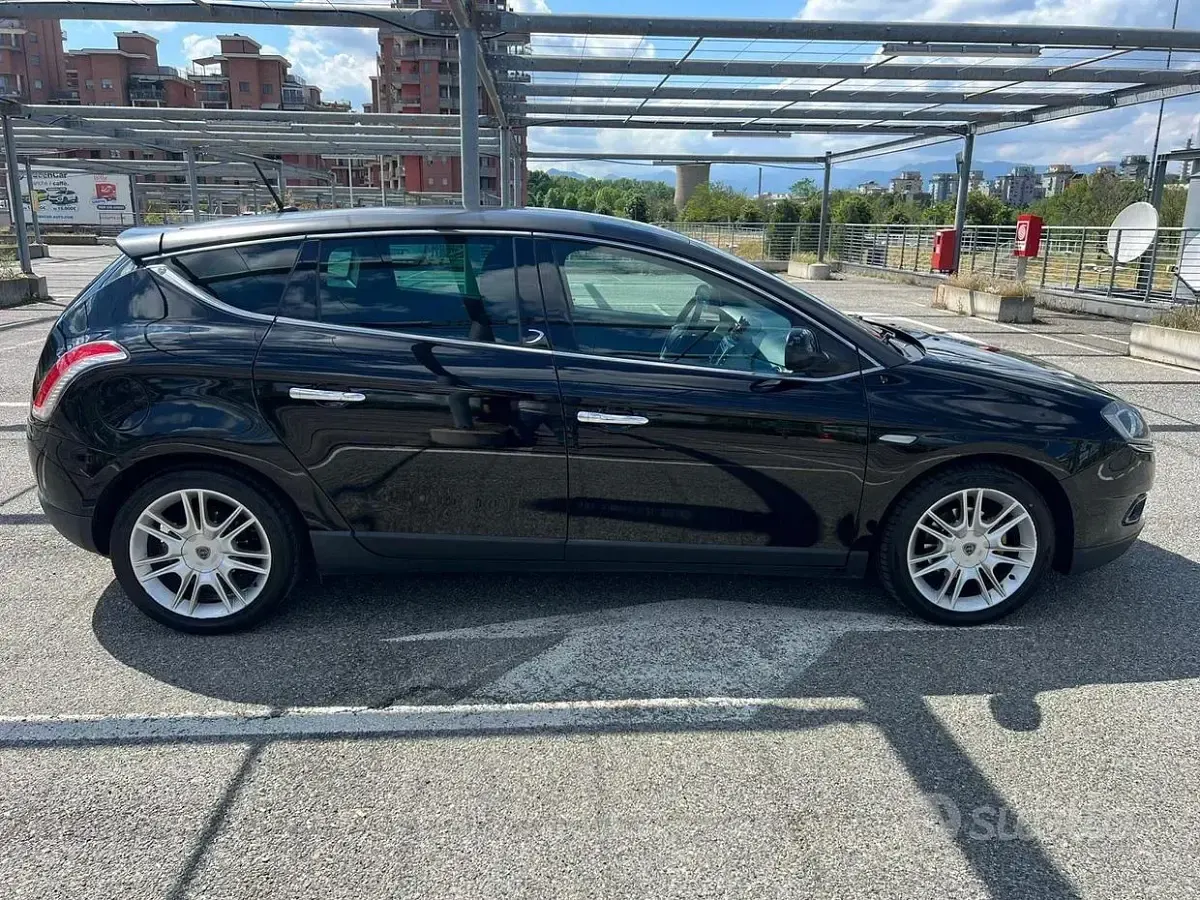 Begagnad Lancia Delta 120 HK (88 kW) 2010 Svart Halvkombi