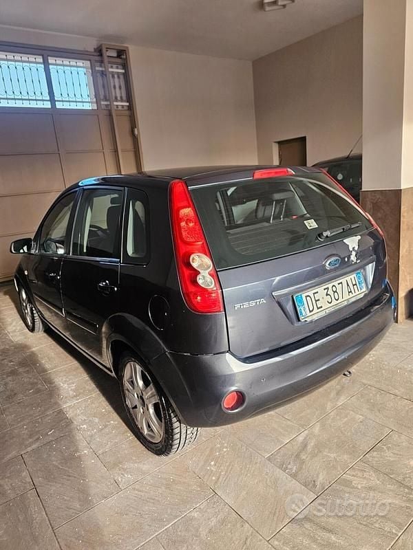 Usata Ford Fiesta 74 CV (54 kW) 2007 Grigio Berlina