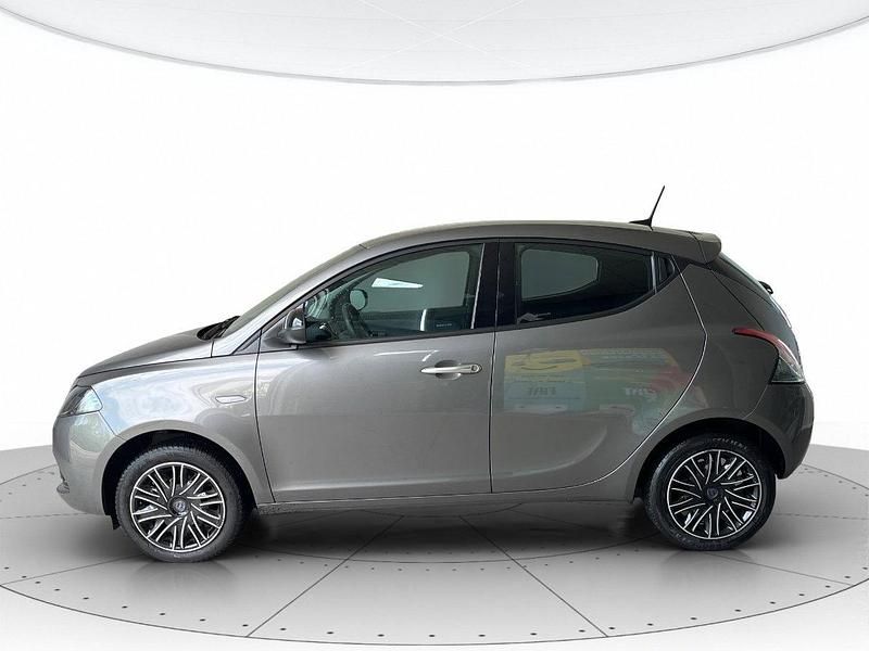 Usata Lancia Ypsilon Gold 70 CV (51 kW) 2022 Grigio pietra Utilitaria
