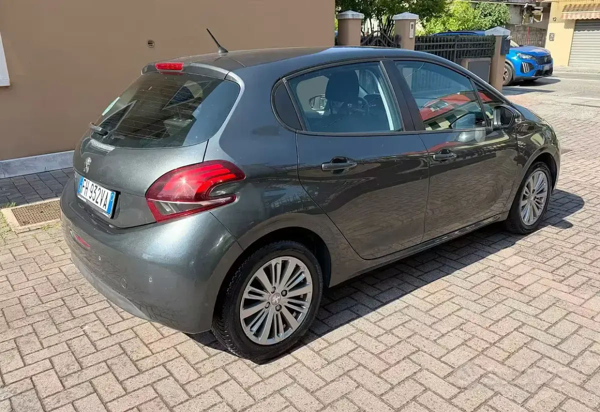 Usata Peugeot 208 75 CV (55 kW) 2017 Grigio Utilitaria