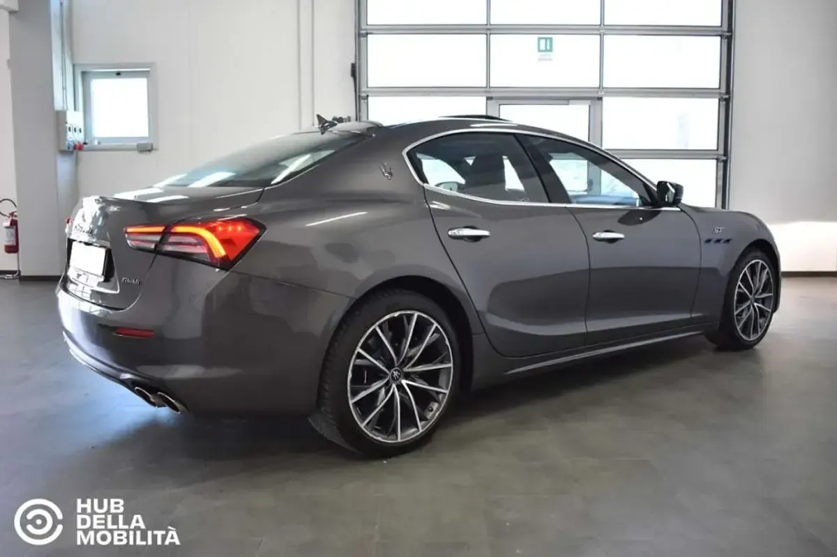 Usata Maserati Ghibli GT 330 CV (242 kW) 2023 Grigio Berlina