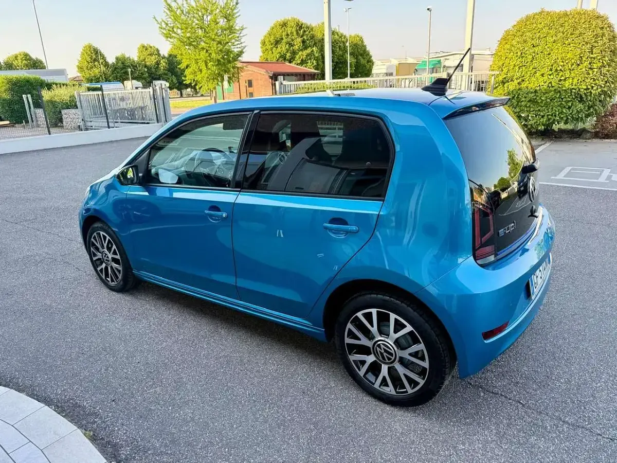Usata VW e-up! 61 kW (83 CV) 2021 Blu/azzurro Utilitaria