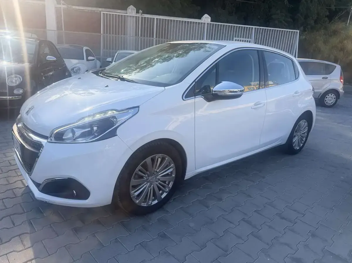 Usata Peugeot 208 Allure 83 CV (61 kW) 2019 Blu/azzurro Utilitaria