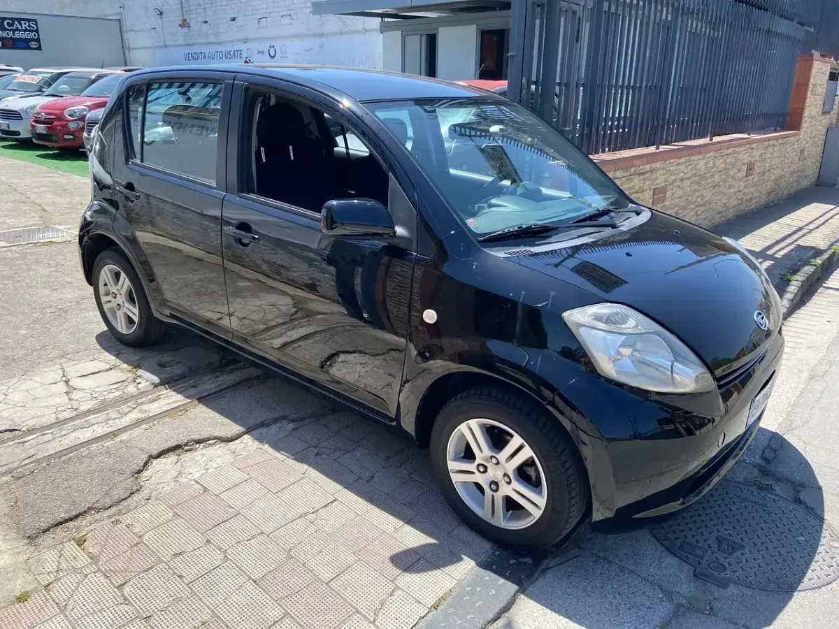 Usata Daihatsu Sirion 69 CV (50 kW) 2012 Nero Utilitaria