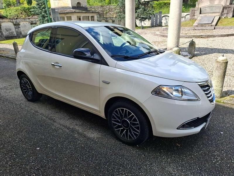 Bianco Usata 2015 Lancia Ypsilon S Due volumi | 8900 € (Buon prezzo) - Immagine 1/4