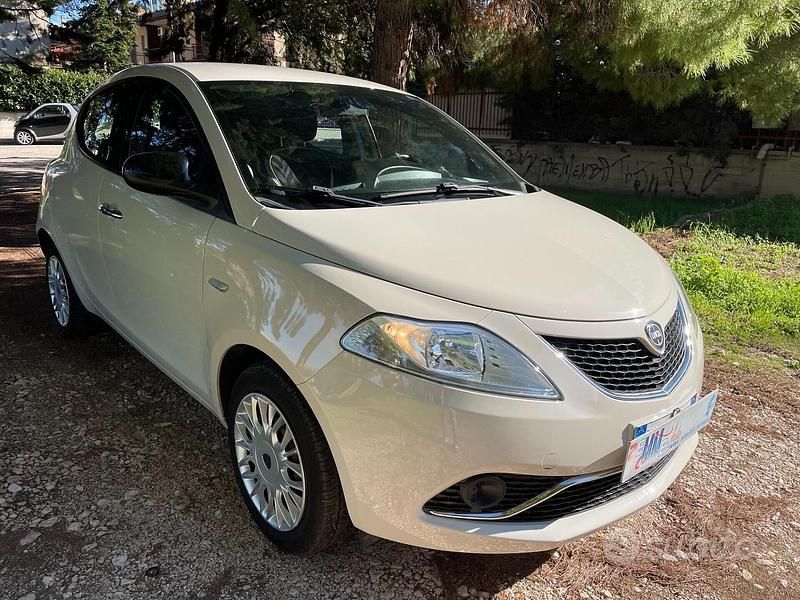 Usata Lancia Ypsilon Gold 95 CV (69 kW) 2018 Bianco Utilitaria