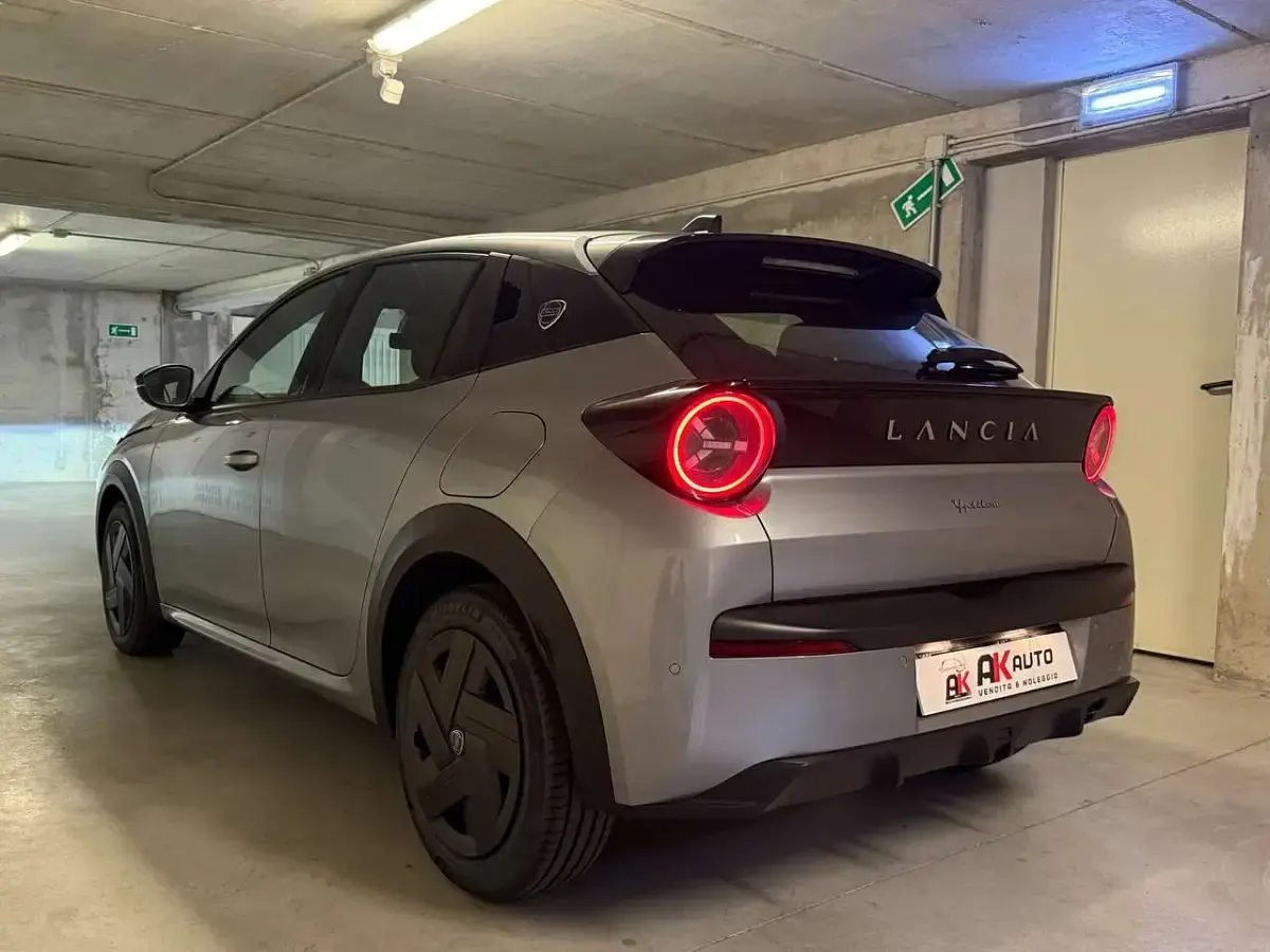 Nuova Lancia Ypsilon 101 CV (74 kW) 2026 Argento Utilitaria