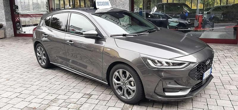 Usata Ford Focus ST-Line 116 CV (85 kW) 2024 Magnetic grey con tetto nero Berlina