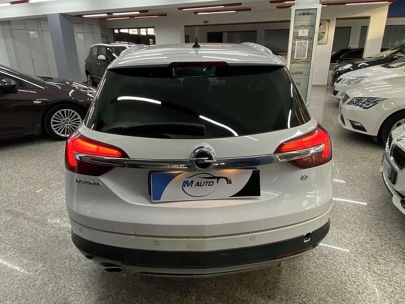 Usado Opel Insignia Country Tourer 163 CV (119 kW) 2015 Blanco Familiar