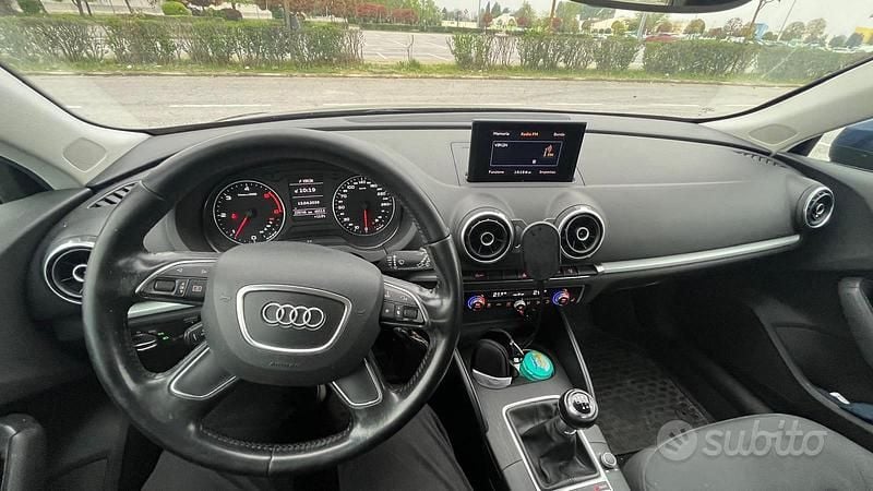 Usado Audi A3 110 CV (80 kW) 2014 Azul Familiar