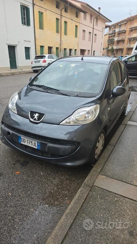 Grigio Usata 2006 Peugeot 107 Due volumi | 1700 € (Buon prezzo) - Immagine 1/4