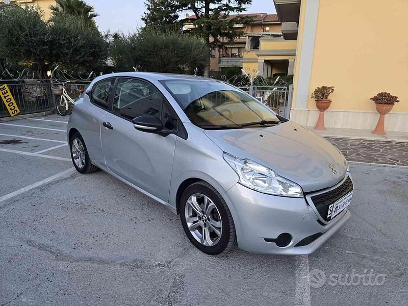 Argento Usata 2014 Peugeot 208 Access Due volumi | 5800 € (Buon prezzo) - Immagine 1/4