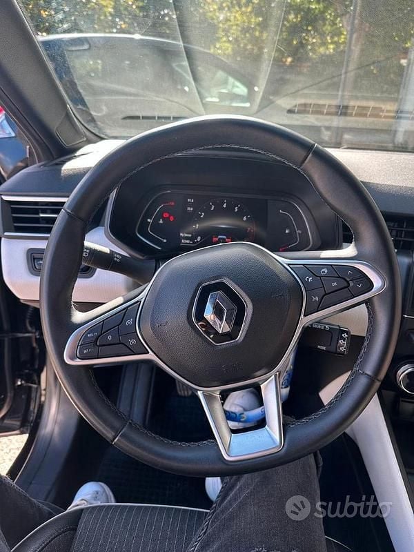 Begagnad Renault Clio V 2022 Svart Sedan