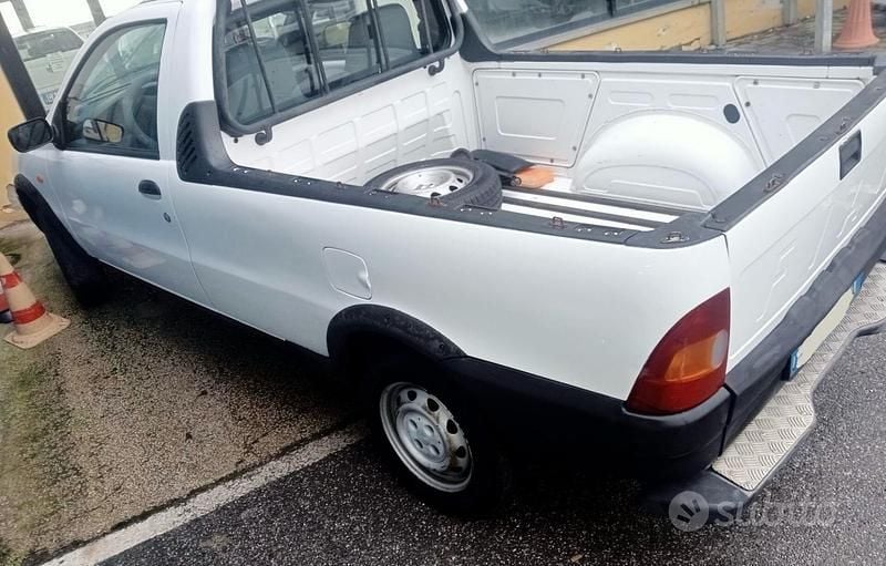 Usata Fiat Strada 60 CV (44 kW) 2001 Bianco Pick-up