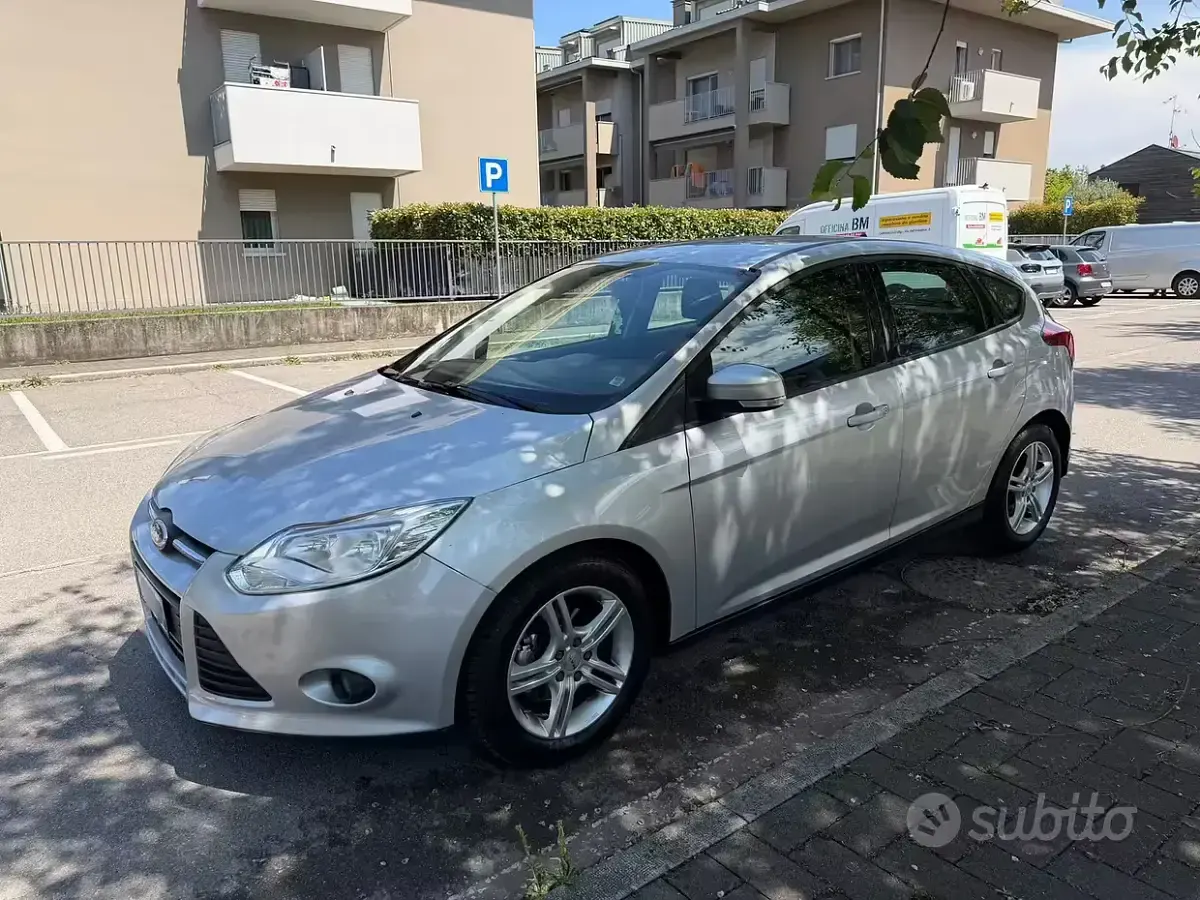 Usata Ford Focus 100 CV (73 kW) 2014 Grigio Berlina