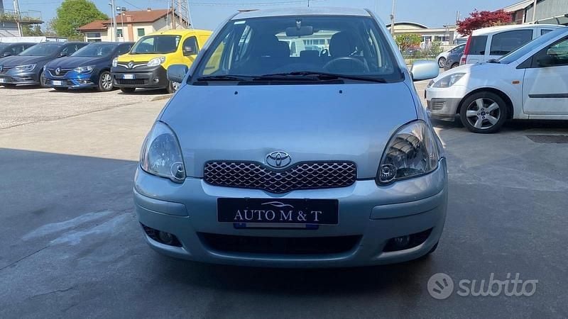 Usata Toyota Yaris Sol 65 CV (47 kW) 2004 Grigio Berlina