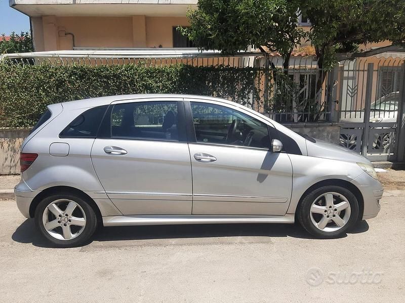 Usata Mercedes B200 140 CV (102 kW) 2006 Grigio Monovolume