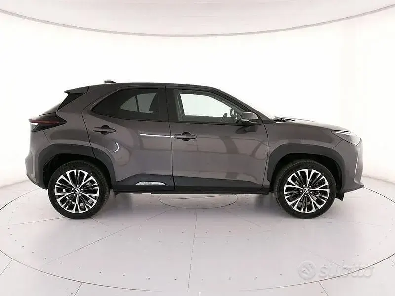Usata Toyota Yaris Cross Lounge 92 CV (67 kW) 2022 Grigio SUV