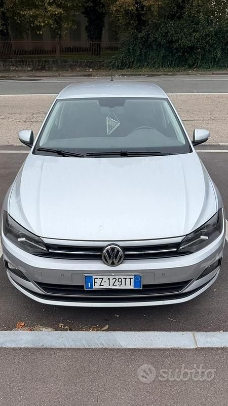 Grigio Usata 2019 VW Polo Comfortline Tre volumi | 13.500 € (Cara) - Immagine 1/4