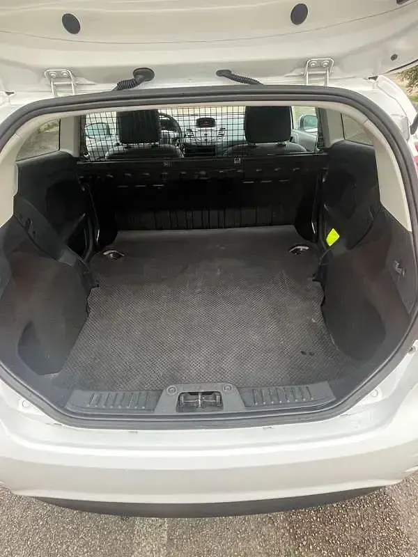 Usata Ford Fiesta 68 CV (50 kW) 2011 Bianco Berlina