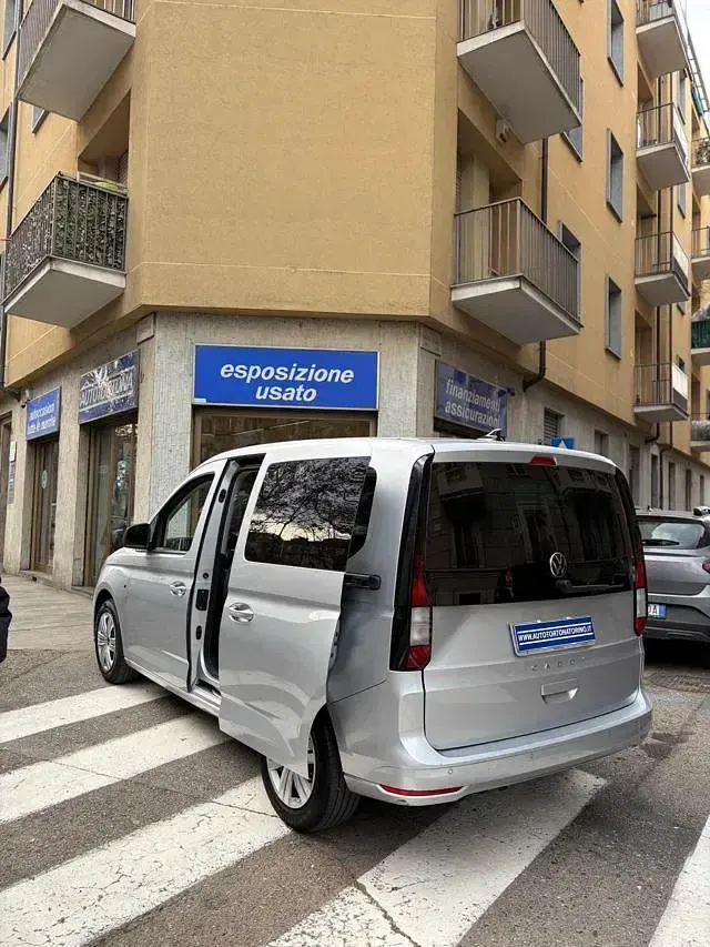 Usata VW Caddy 102 CV (75 kW) 2021 Grigio metallizzato Monovolume