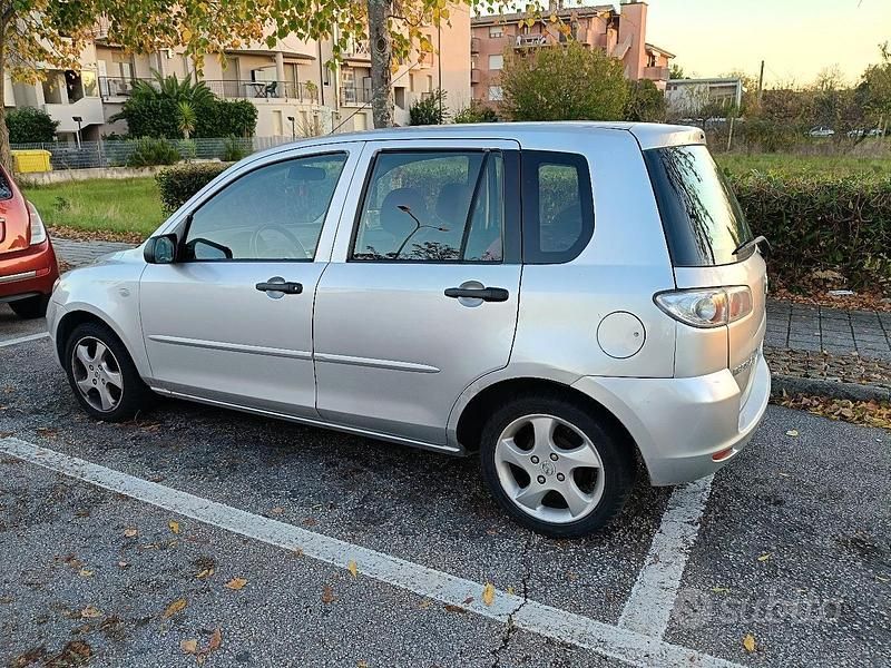 Usata Mazda 2 68 CV (50 kW) 2005 Grigio Berlina