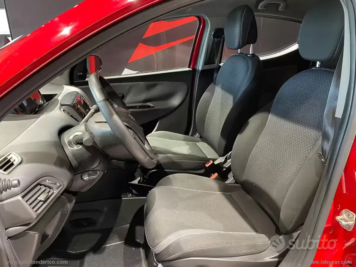 Usata Lancia Ypsilon Silver 95 CV (69 kW) 2016 Rosso Utilitaria