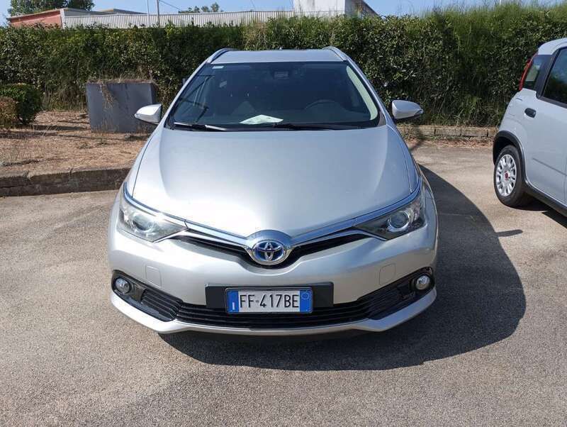 Usata Toyota Auris Hybrid Executive 99 CV (72 kW) 2016 Argento Station wagon
