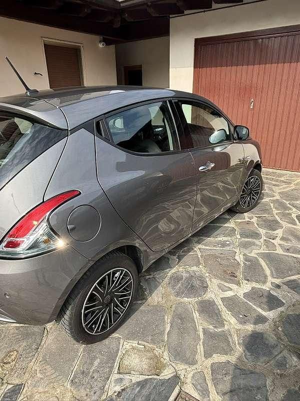 Usata Lancia Ypsilon Gold 69 CV (50 kW) 2022 Grigio Utilitaria