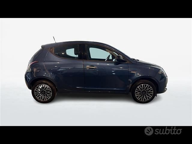Usata Lancia Ypsilon 69 CV (50 kW) 2024 Blu scuro Utilitaria