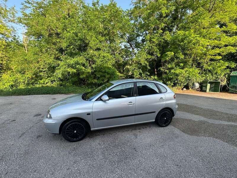 Grigio Usata 2005 Seat Ibiza Tre volumi | 2199 € (Buon prezzo) - Immagine 1/4